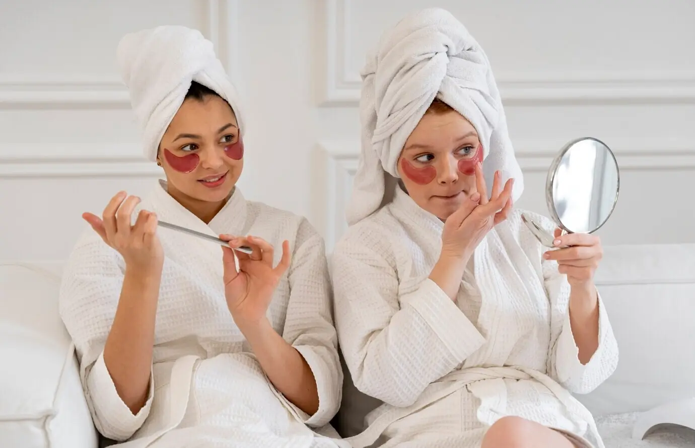 Freunde, die gemeinsam ihre Nagelpflegeroutine machen.