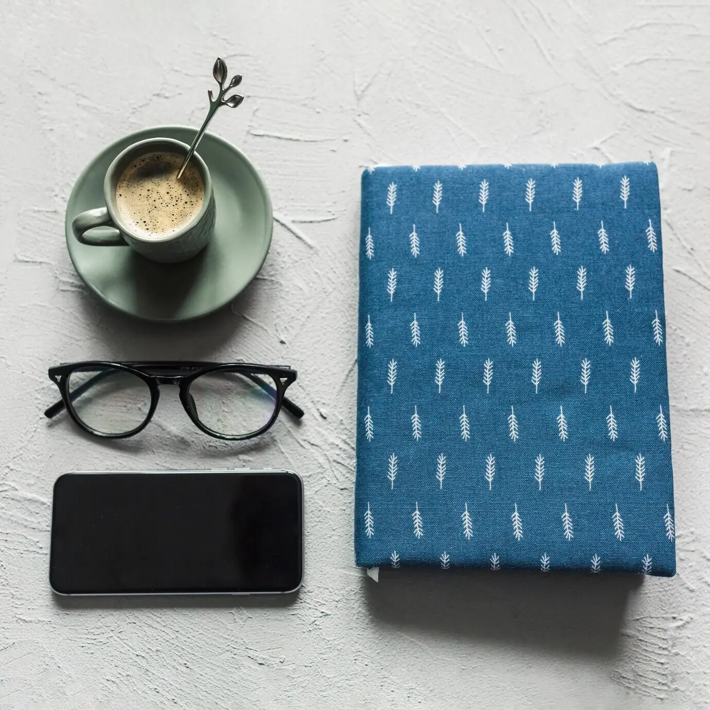 Ordentlich arrangiertes Notizbuch mit Brille und Kaffee